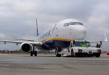 Буксировка Boeing 737-800 Ryanair