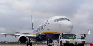 Буксировка Boeing 737-800 Ryanair