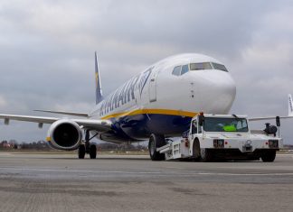 Буксировка Boeing 737-800 Ryanair