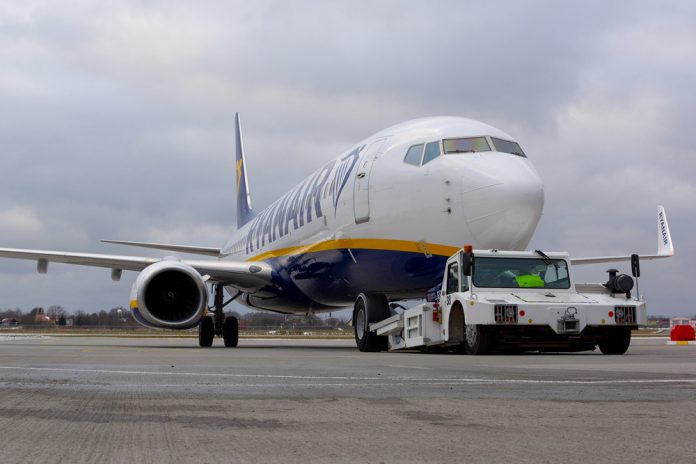 Буксировка Boeing 737-800 Ryanair