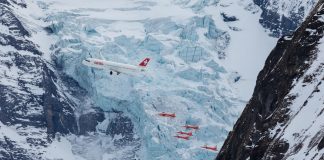 Airbus A321 Swiss в сопровождении истребителей Northrop F-5E Tigers пилотажной группы Patrouille Suisse