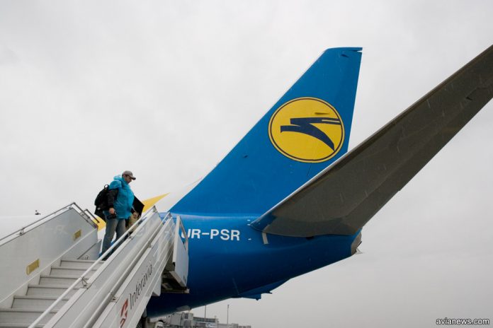 Хвост самолета Boeing 737-800 UR-PSR МАУ