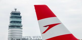 Самолет Austrian Airlines на фоне диспетчерской вышки в аэропорту Вена