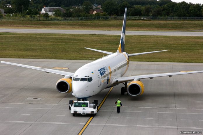 Буксировка Boeing 737-800 Azur Air Ukraine