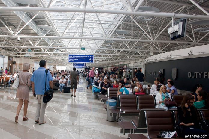 Зал вылета, терминал F в аэропорту Борисполь