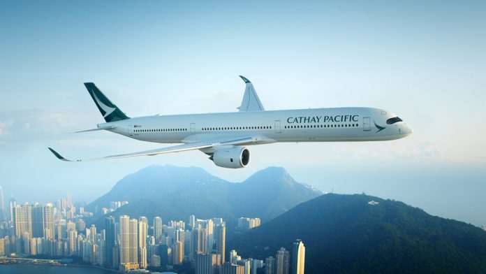 Airbus A350 Cathay Pacific над Гонконгом