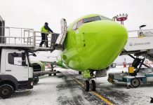 Загрузка бортового питания в самолет S7 Airlines в аэропорту Домодедово