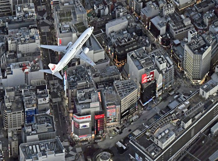 Boeing 737 JAL заходит на посадку над Токио в аэропорт Ханеда
