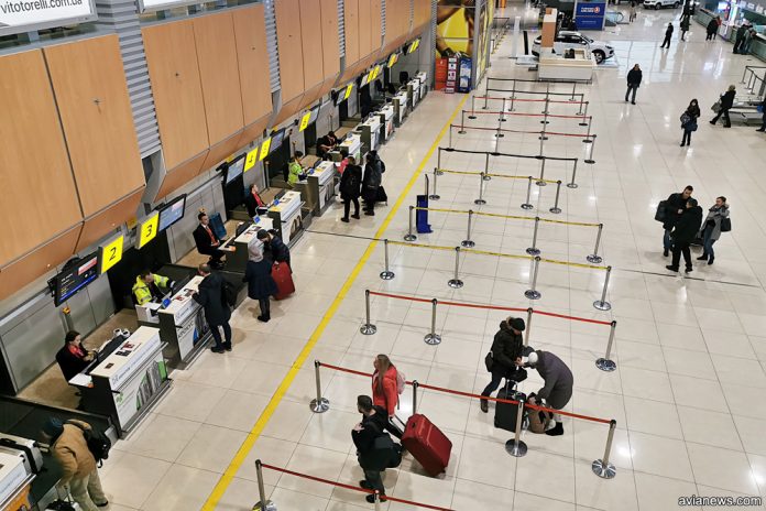 Зона регистрации в терминале в аэропорту Харьков