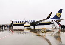 Посадка пассажиров в Boeing 737-800 Ryanair