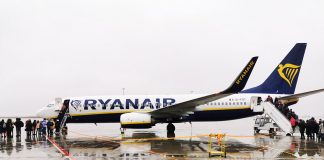Посадка пассажиров в Boeing 737-800 Ryanair