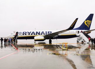 Посадка пассажиров в Boeing 737-800 Ryanair