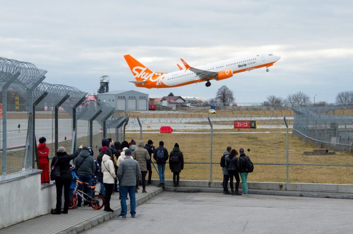 Взлет Boeing 737-800 SkyUp