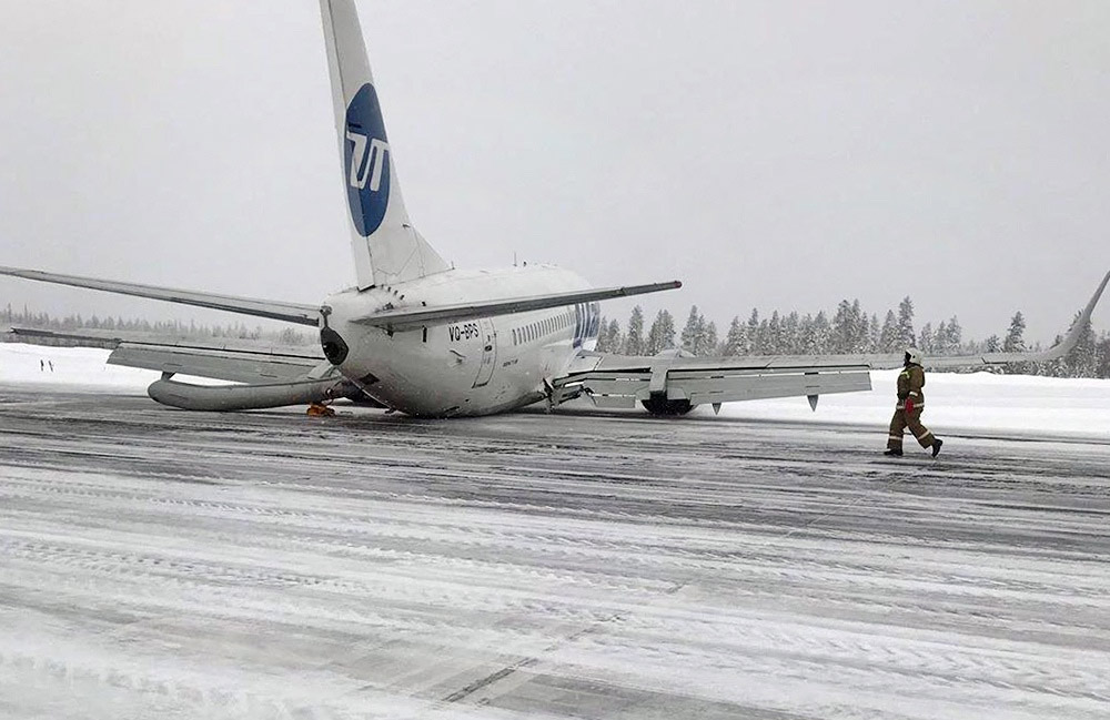 Boeing 737-500 "Ютэйр" на полосе в аэропорту Усинск после жесткой посадки
