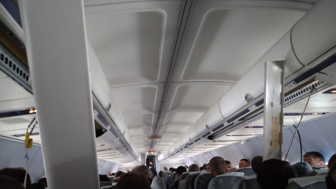 Декоративные панели в салоне Boeing 737-500 "Ютэйр" отделились из-за жесткой посадки
