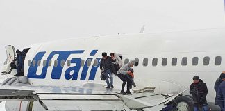 Эвакуация пассажиров из Boeing 737-500 "Ютэйр" на полосе аэропорта Усинск