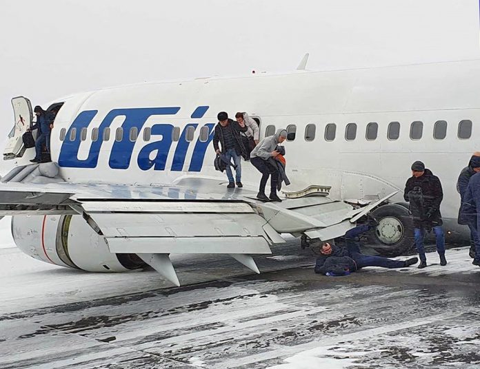 Эвакуация пассажиров из Boeing 737-500 