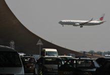 Boeing 737 Air China заходит на посадку в аэропорту Пекина
