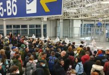 Очередь пассажиров, прилетевших в аэропорт Борисполь эвакуационным рейсом