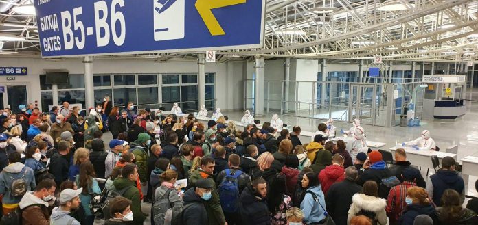 Очередь пассажиров, прилетевших в аэропорт Борисполь эвакуационным рейсом