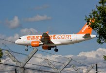 Airbus A319 easyJet заходит на посадку