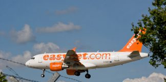 Airbus A319 easyJet заходит на посадку