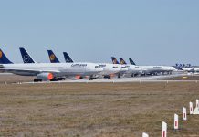 Запаркованные на закрытой взлетно-посадочной полосе самолеты Lufthansa в аэропорту Франкфурта