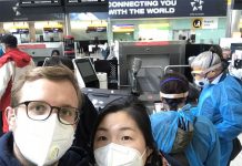 Лукас Хензель и его девушка в защитных масках перед вылетом из Лондона в Пекин