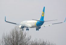 Boeing 737-800 МАУ заходит на посадку