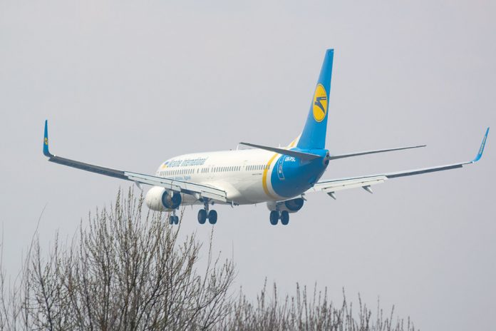 Boeing 737-800 МАУ заходит на посадку
