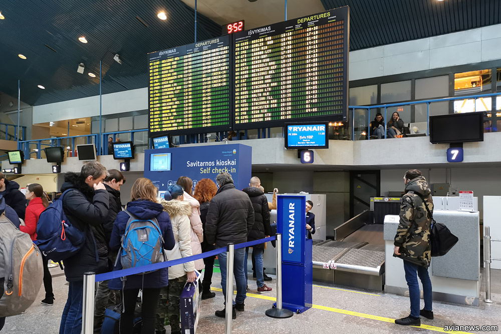 Регистрация пассажиров Ryanair на стойке в аэропорту