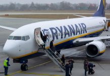 Высадка пассажиров из самолета Ryanair