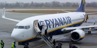 Высадка пассажиров из самолета Ryanair