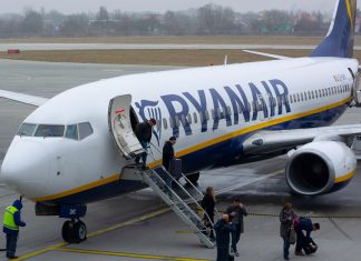 Высадка пассажиров из самолета Ryanair