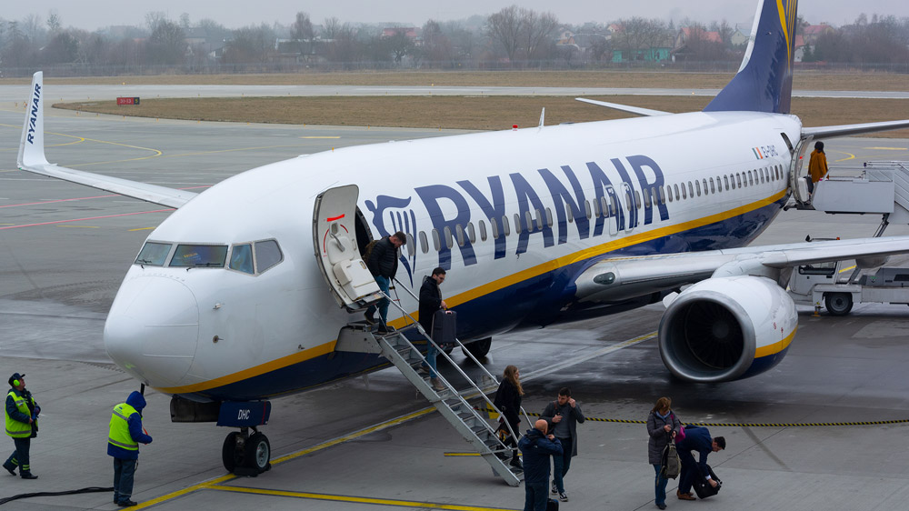 Высадка пассажиров из самолета Ryanair