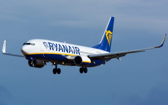 Boeing 737-800 Ryanair в небе