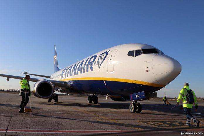 Boeing 737-800 Ryanair на стоянке в аэропорту