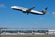 Взлет самолета Ryanair на фоне терминала в аэропорту Львов