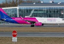 Самолет Wizz Air на фоне знака STOP