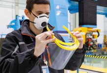 Готовая прозрачная маска-экран, изготовленная на заводе Airbus в Испании