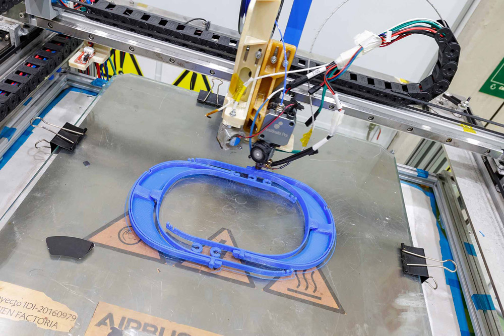 Процесс изготовления защитной маски на 3D-принтере на заводе Airbus в Испании
