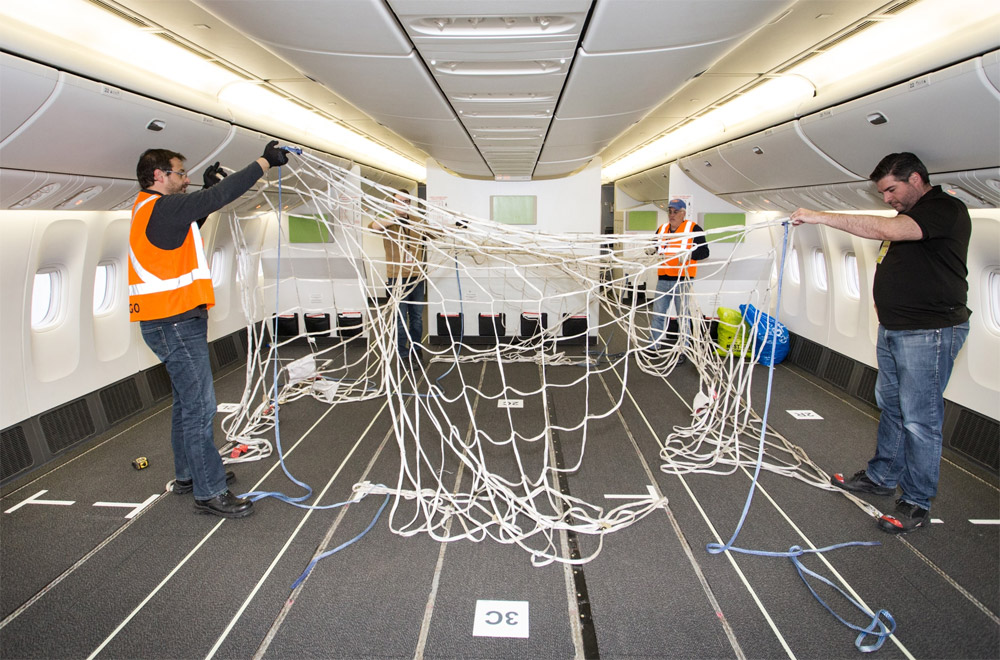 Сетки для закрепления груза в салоне Boeing 777-300ER
