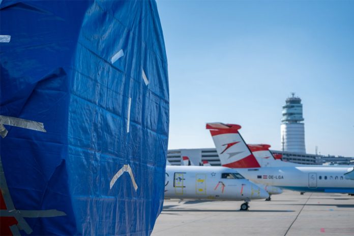 Грустный смайл на чехле двигателя самолета Austrian Airlines