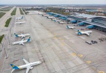 Вид с дрона на терминал D и перрон с самолетами в аэропорту Борисполь