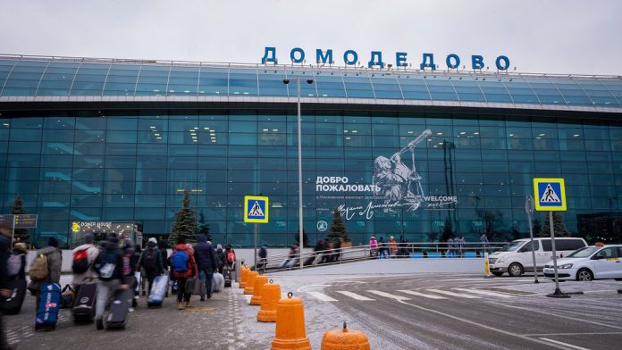 Вход в терминал в аэропорту Домодедово