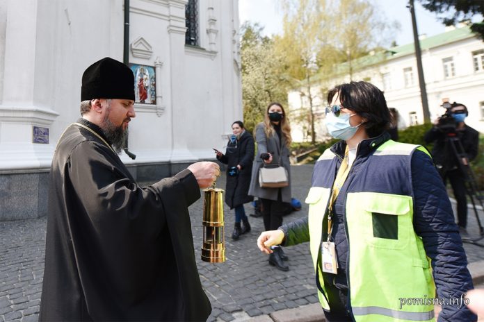 Передача благодатного огня предстоятелю ПЦУ Епифанию