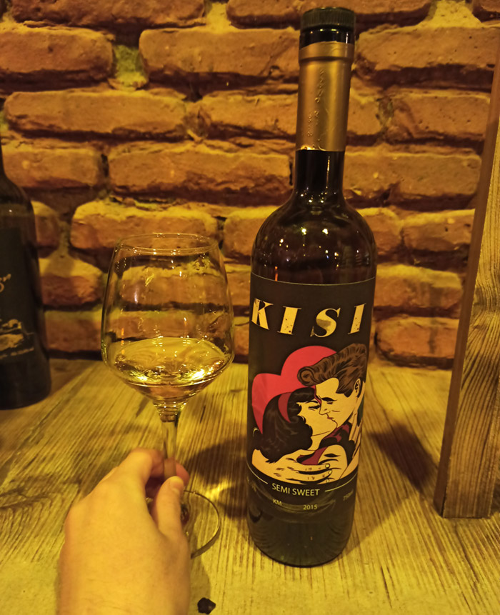 Бутылка грузинского вина Kisi