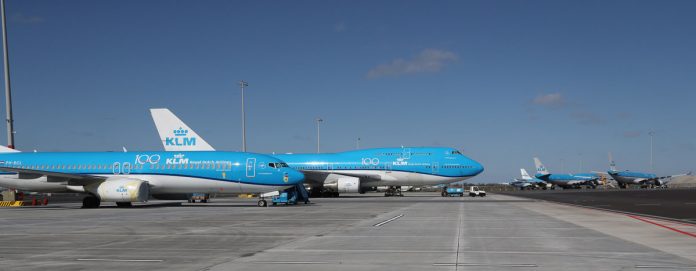 Стоянка остановленных самолетов KLM в аэропорту Схипхол