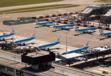 Стоянка остановленных самолетов KLM в аэропорту Схипхол