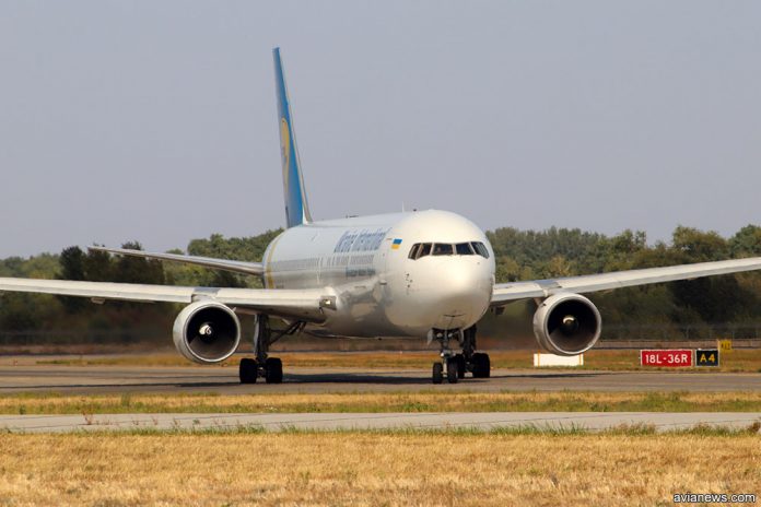 Boeing 767 МАУ на рулежной дорожке